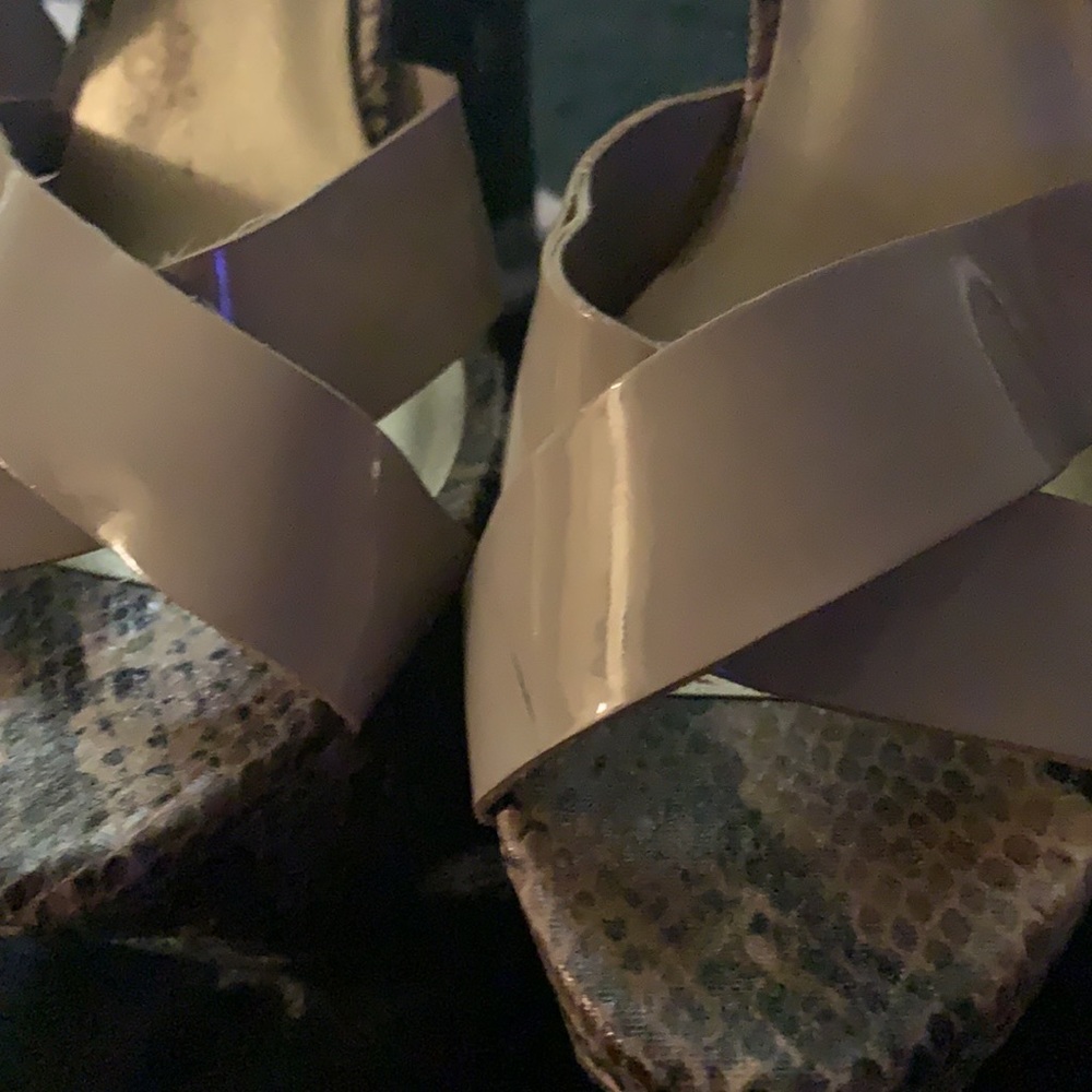 JS BY JESSICA SIMPSON SIZE 8.5 PLATFORM HERL HIGH WITH PATENT STAPS SNAKE EMBOSS